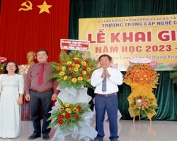 Đ/c Tạ Hồng Quang, Tỉnh ủy viên, Bì thư Đảng ủy, Giám đốc Sở tặng hoa chúc mừng