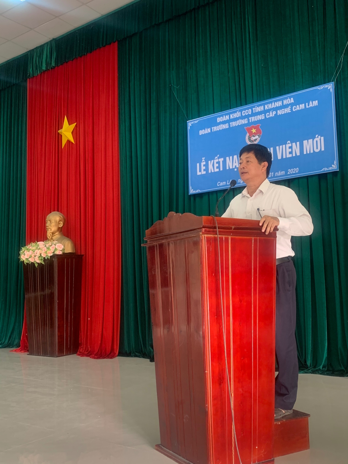 Thầy Nguyễn Xuân Tạo - Hiệu trưởng nhà trường phát biểu trong buổi lễ