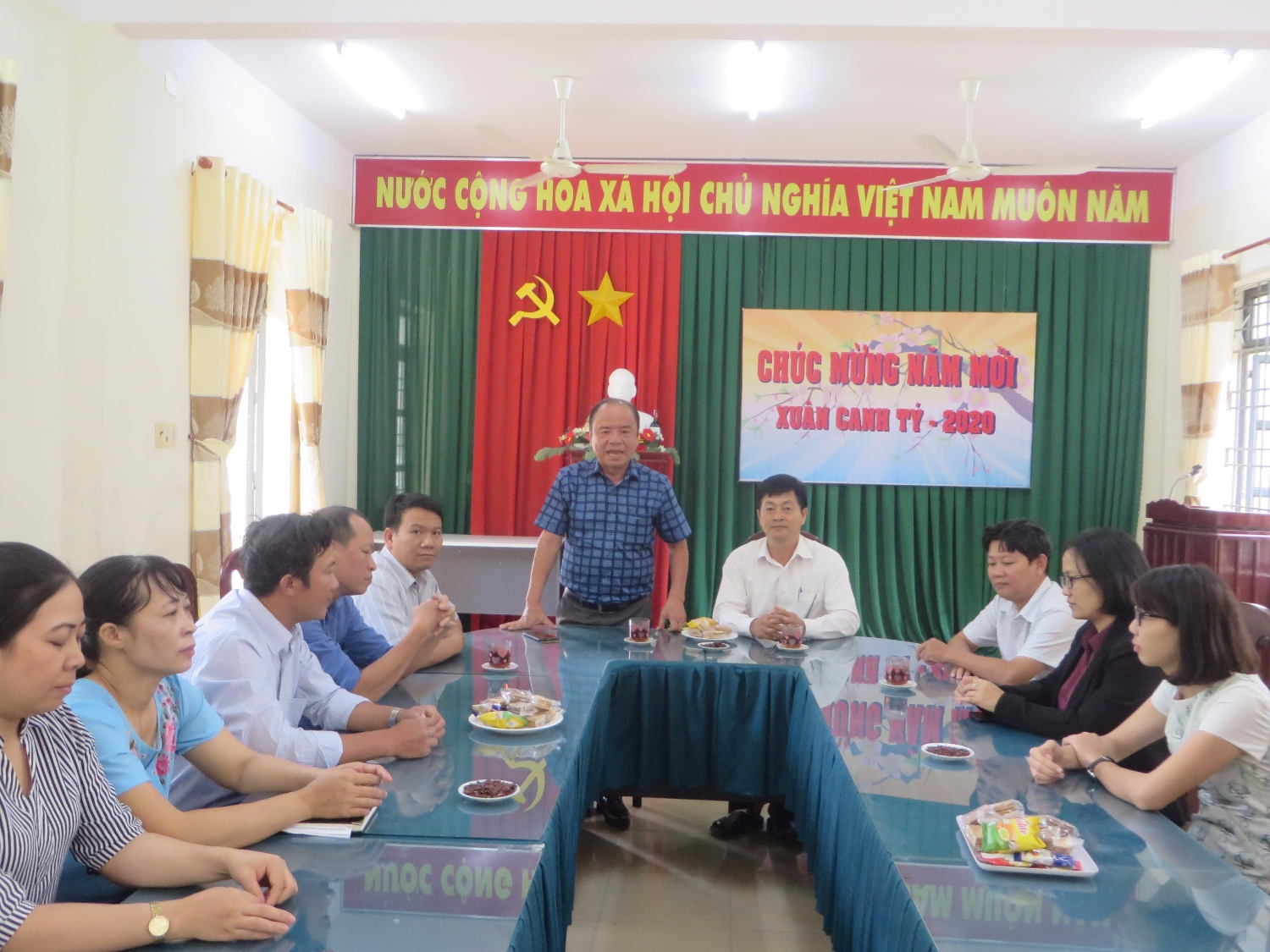 Ông Võ Bình Tân, phó Giám đốc Sở Lao động – Thương binh và Xã hội tỉnh Khánh Hòa  phát biểu chúc mừng năm mới tới cán bộ, giáo viên, nhân viên nhà Trường