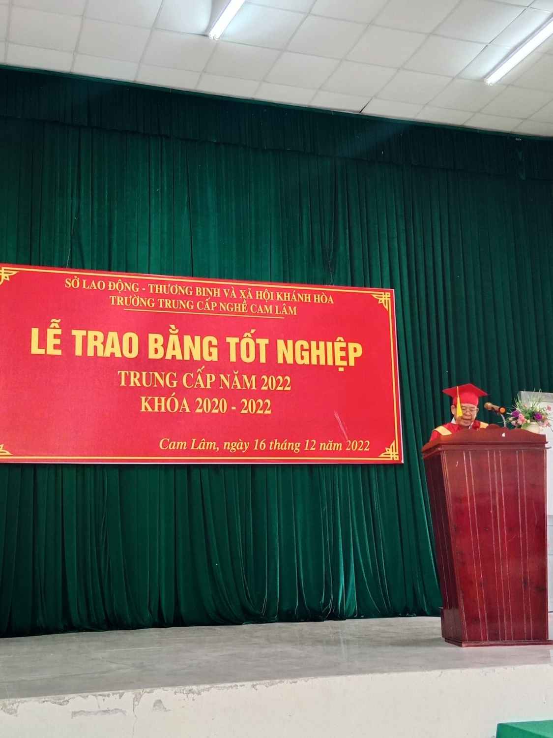 Thầy Trần Thế Kha - Phó hiệu trưởng nhà trường phát biểu tại buổi lễ