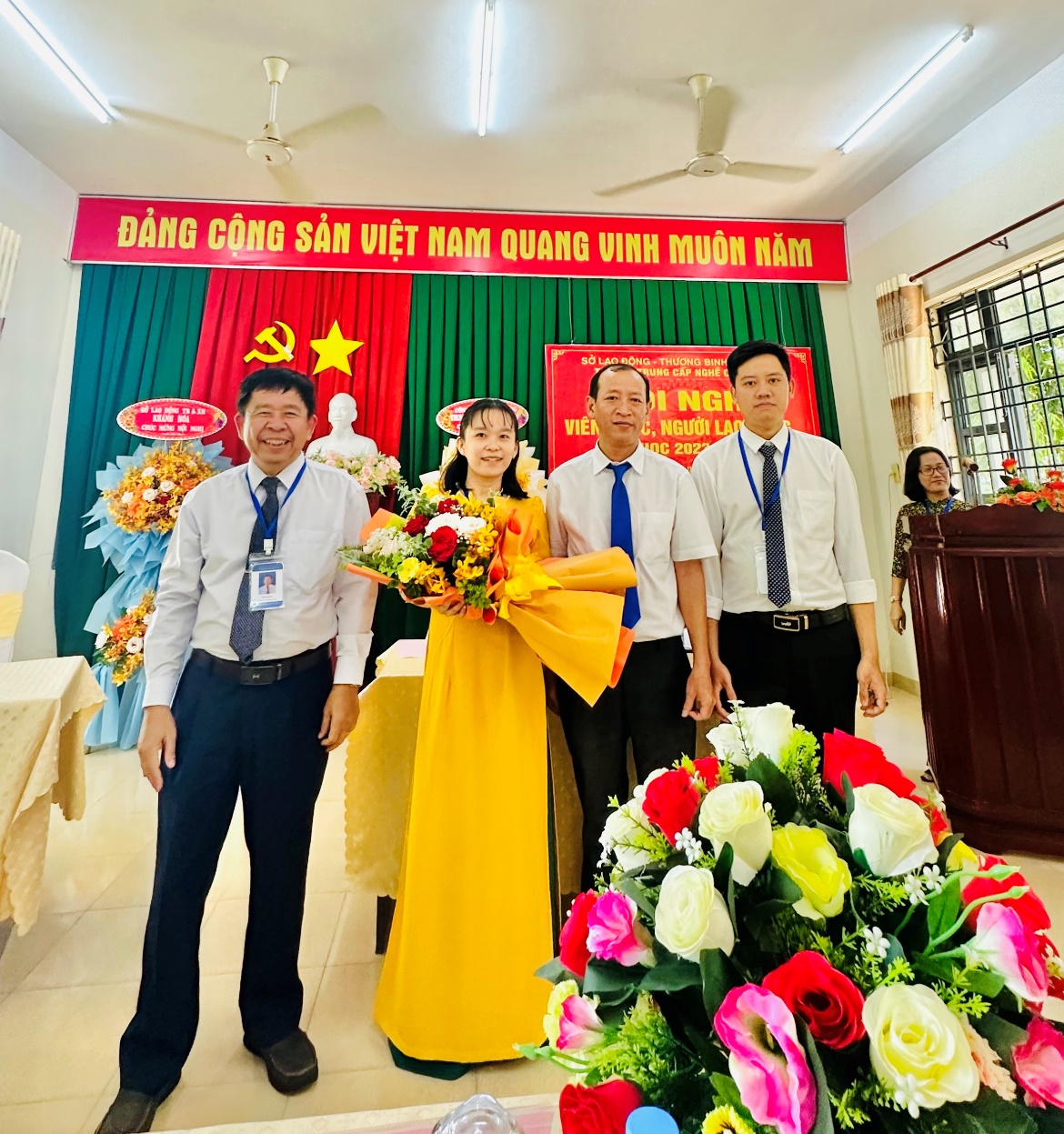 Đ/c Trần Thế Kha, Phó Hiệu trưởng phụ trách tặng hoa chúc mừng Ban Thanh tra nhân dân nhiệm kỳ 2023-2025