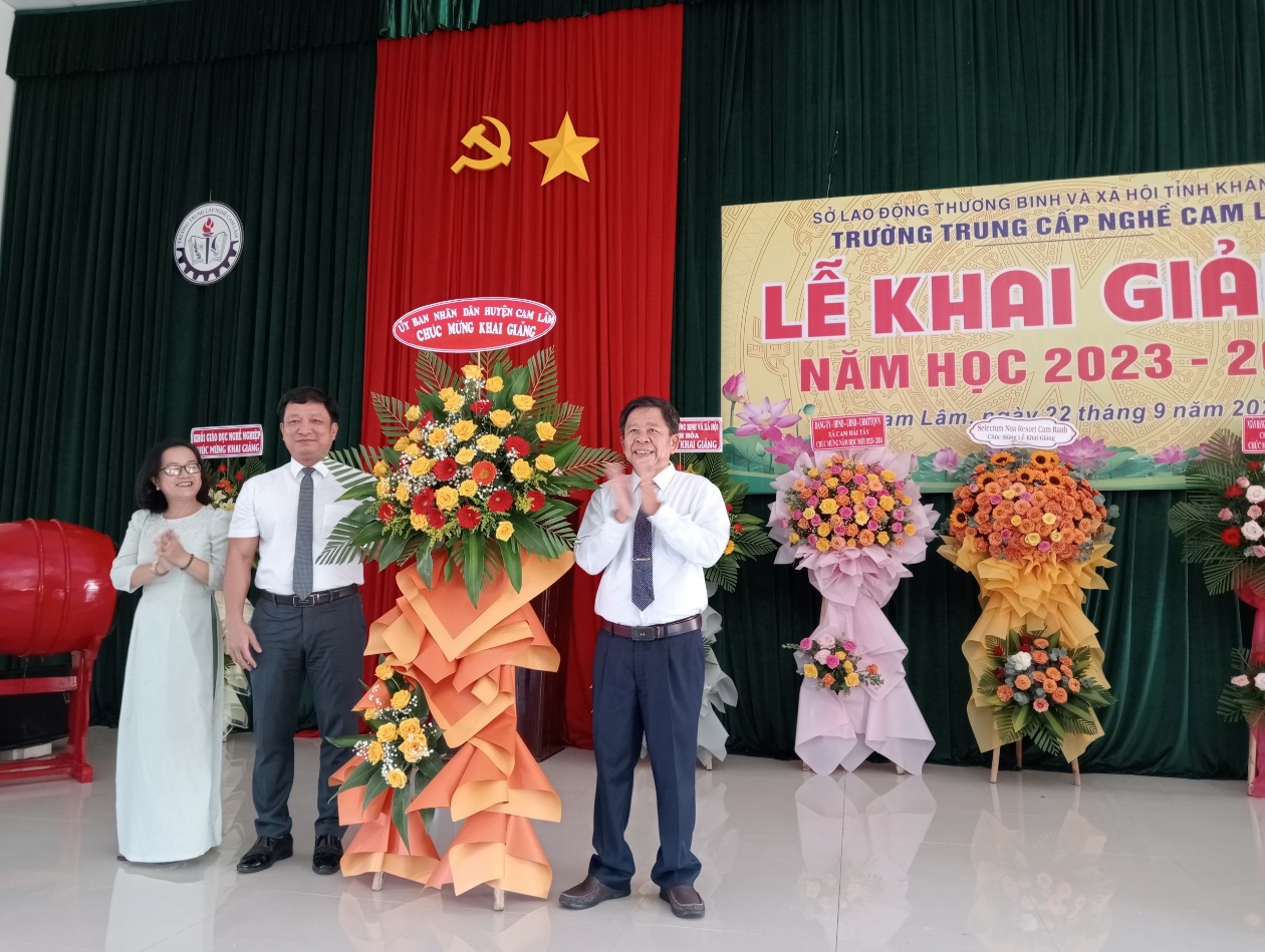  Đ/c Đỗ Minh Thạnh Phó Chủ tịch UBND huyện Cam Lâm tặng hoa chúc mừng