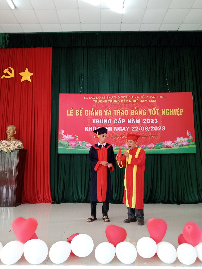 Thầy Trần Thế Kha, Phó Hiệu trưởng phụ trách trao bằng tốt nghiệp cho các em học sinh